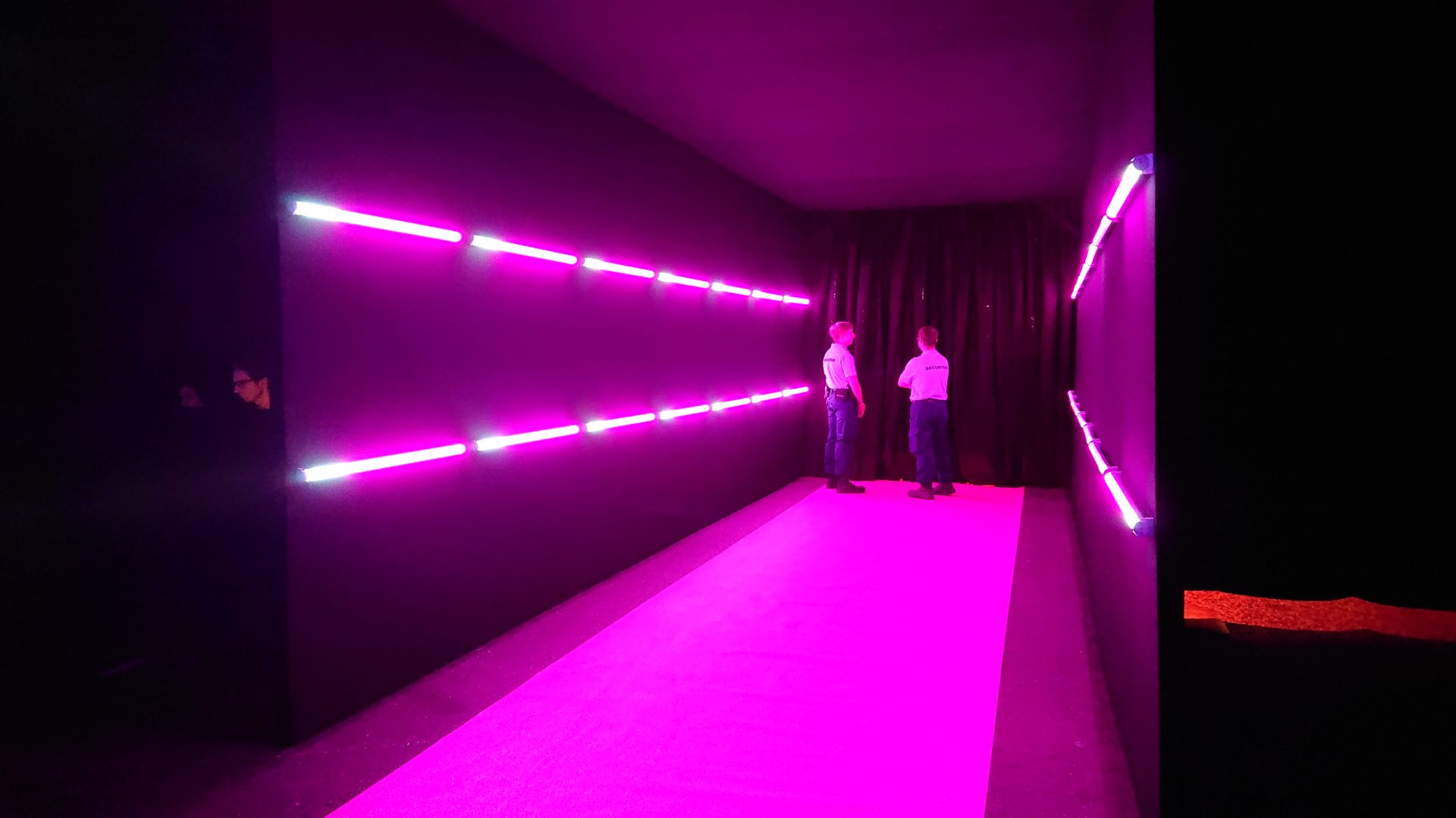 Tube lumineux led RGB 1m – AX1 – ASTERA - Le mobilier qui s'allume